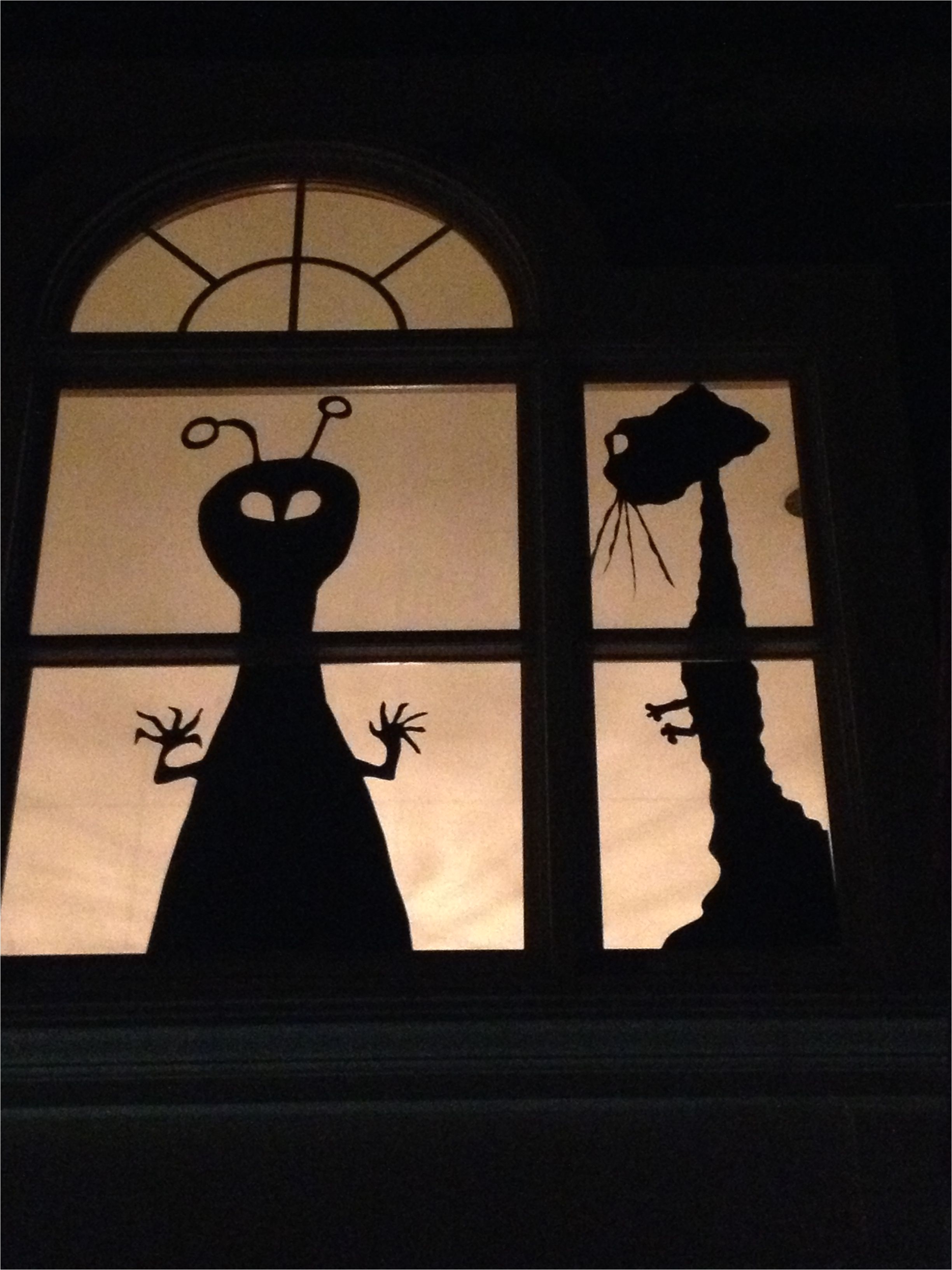 window silhouette aliens for halloween