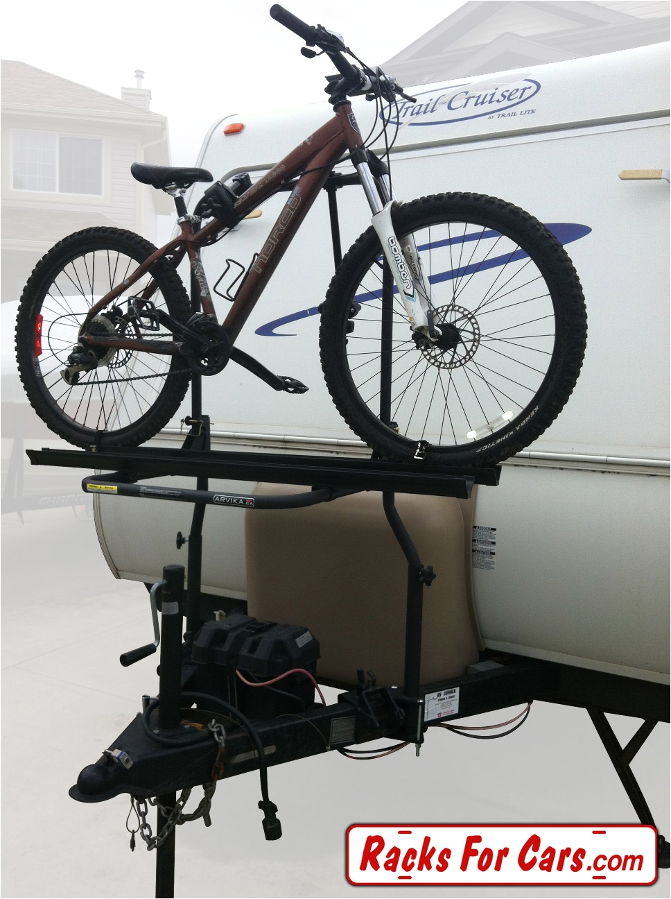 arvika 2 bike rack with travel trailer bracket holding a bike right view