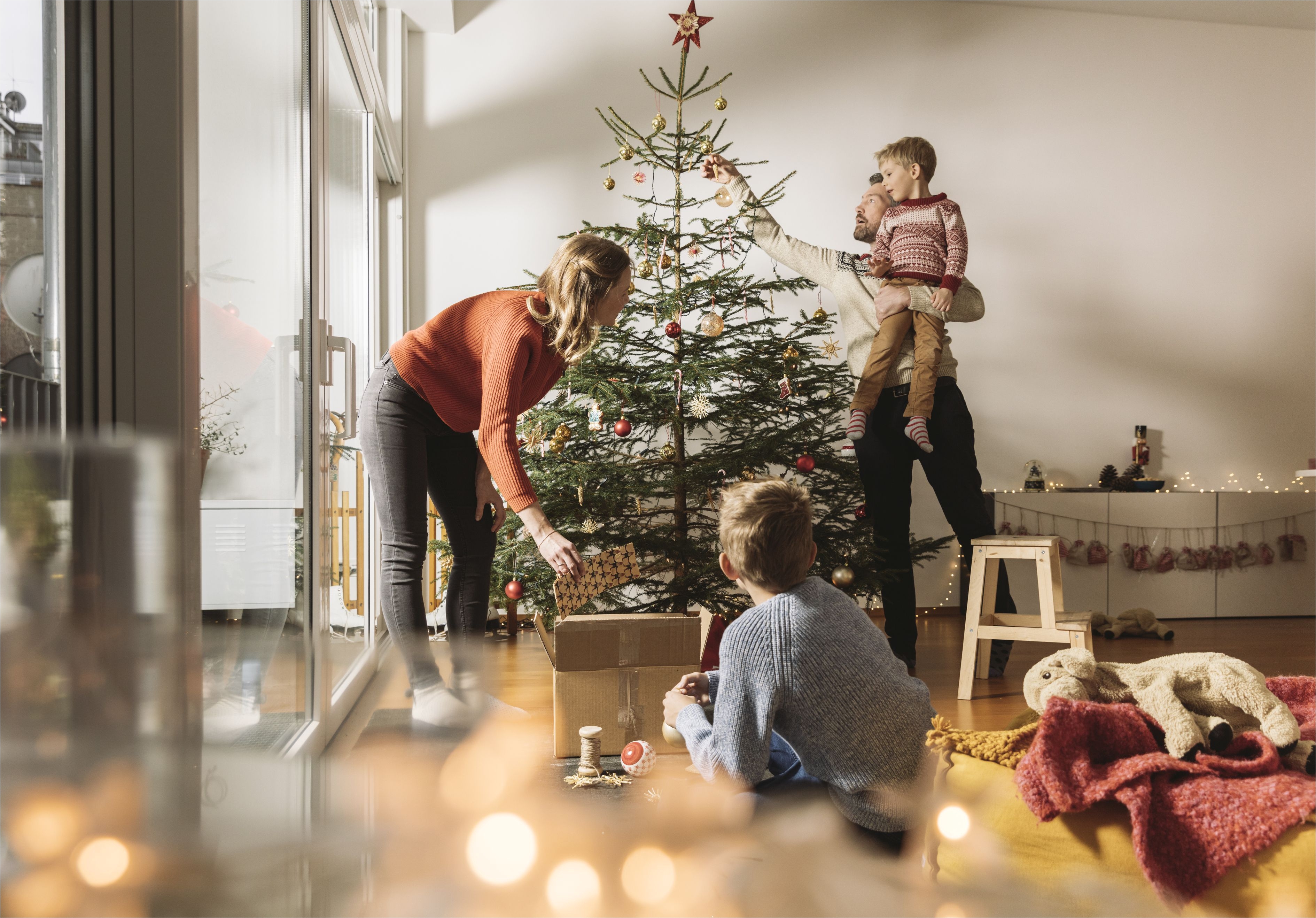 family decorating christmas tree 634464095 59d4fc1b22fa3a0011e5ef1c jpg