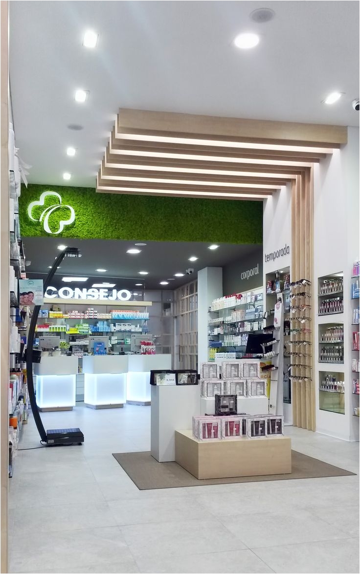 interior de la farmacia con cajoneras y estanterias