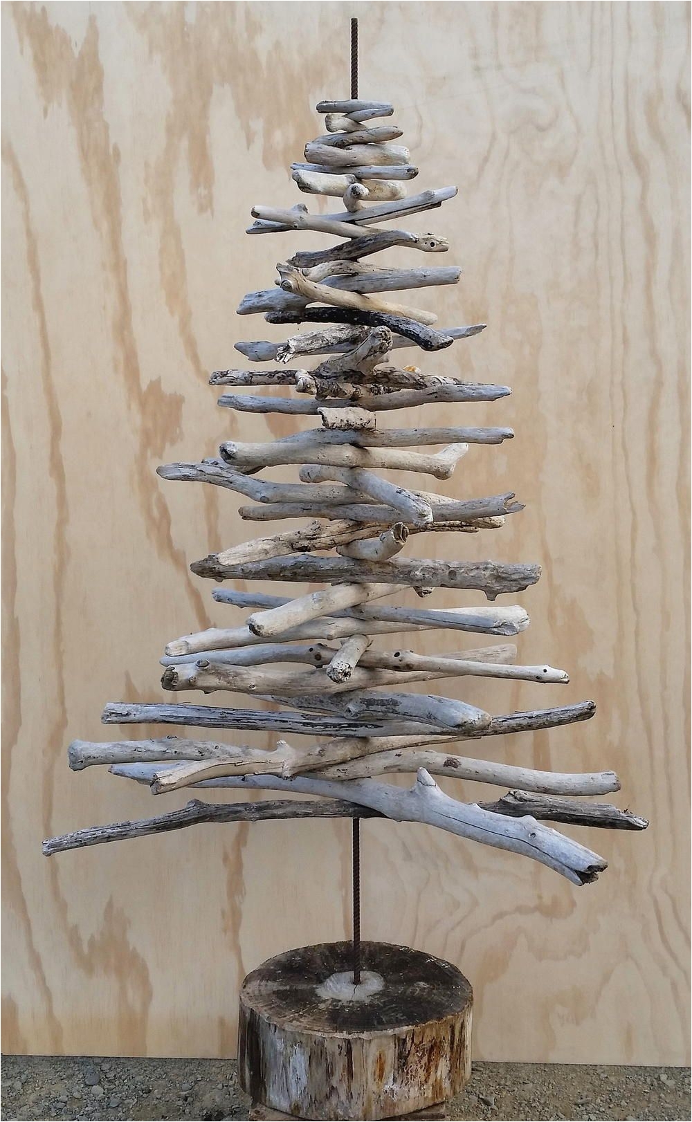 drift wood christmas tree materials list 40 pieces of driftwood a few extras 2 meter length of reinforcing rod drill 1 small nail 20cm wide slice of log