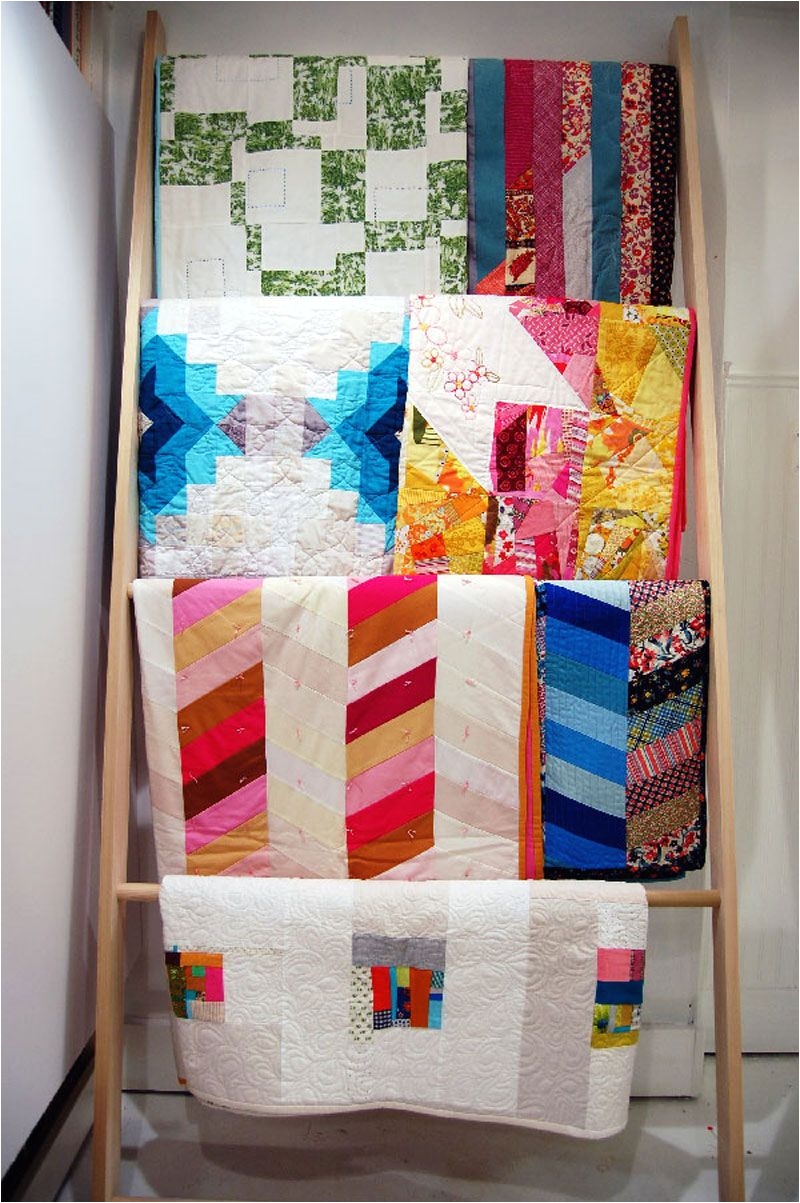 easy instructions to make a quilt or blanket ladder to display your favorite quilts and blankets