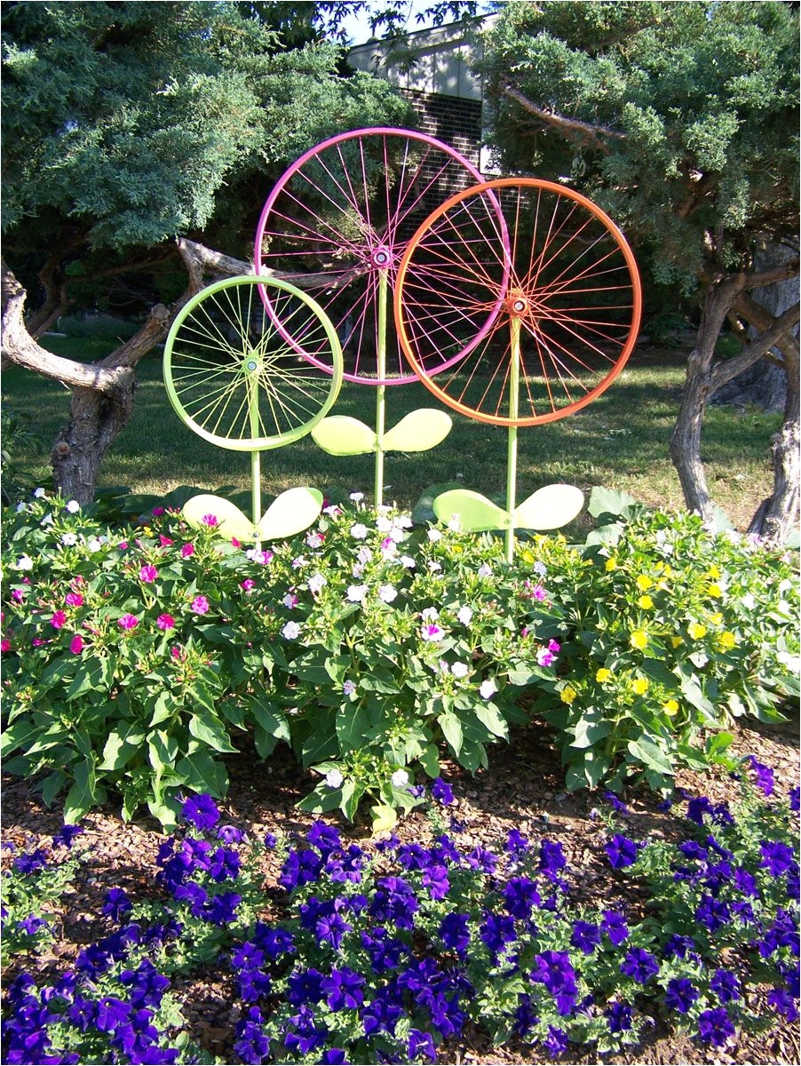 Making Garden Art From Old Dishes Bicycle Wheel Garden Art Recycle Those Bicycle Tire Frames Painted