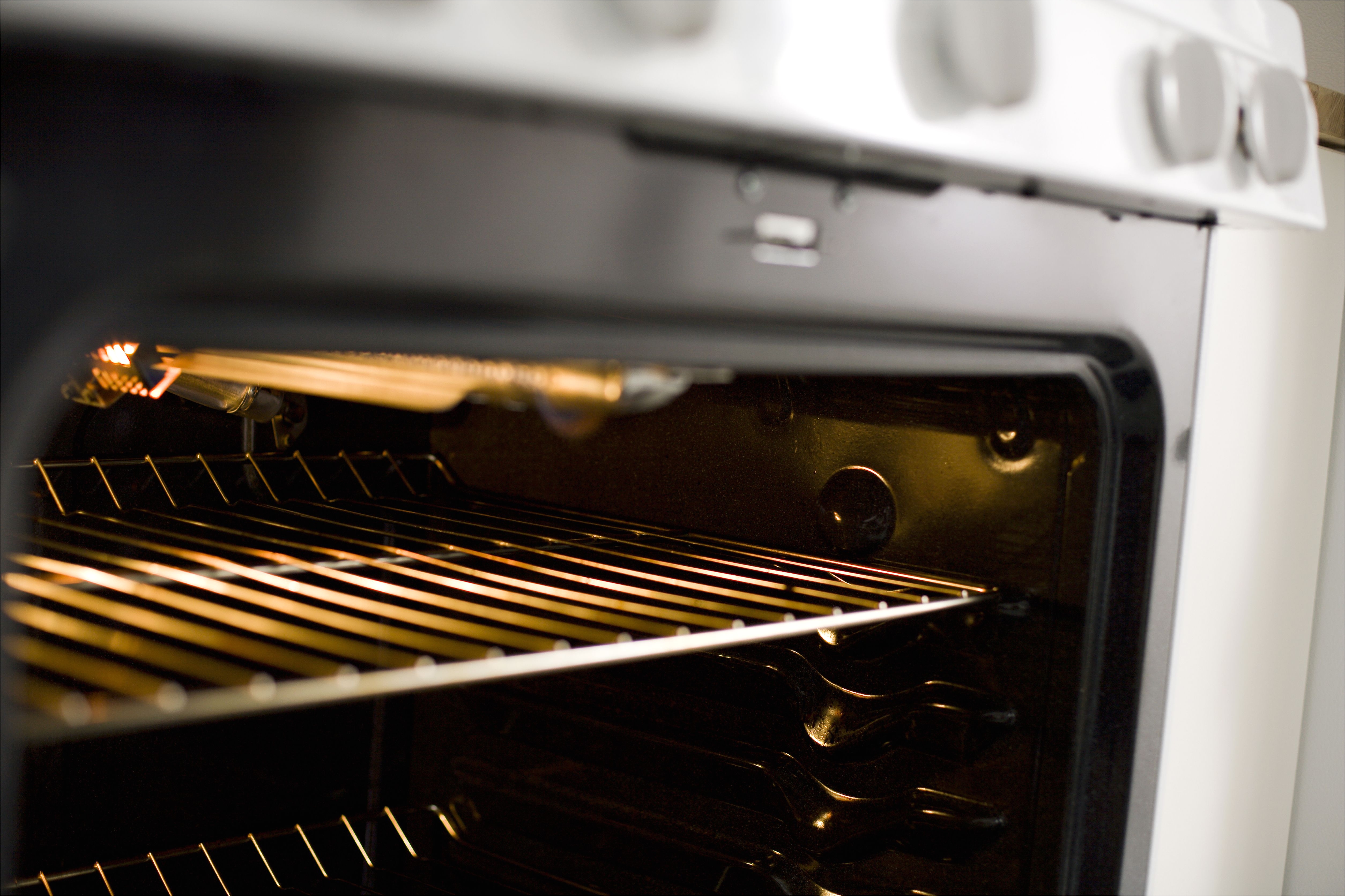 grill inside oven close up 145064253 5a7a669d3418c6003687c10b jpg