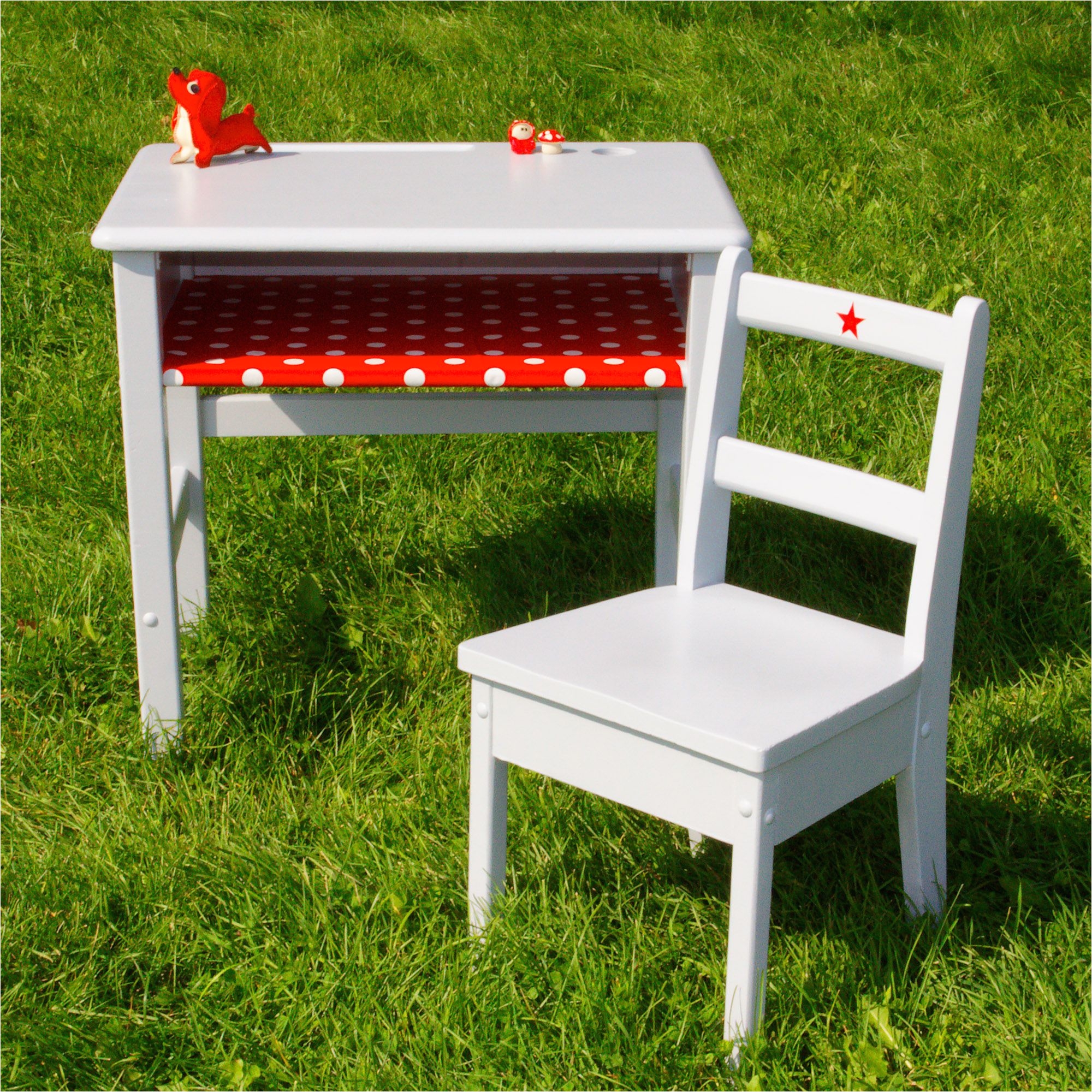 Small Plastic Table and Chairs for toddlers How to Paint A School Desk Pupitres and Desks Un Lapin Dans Le