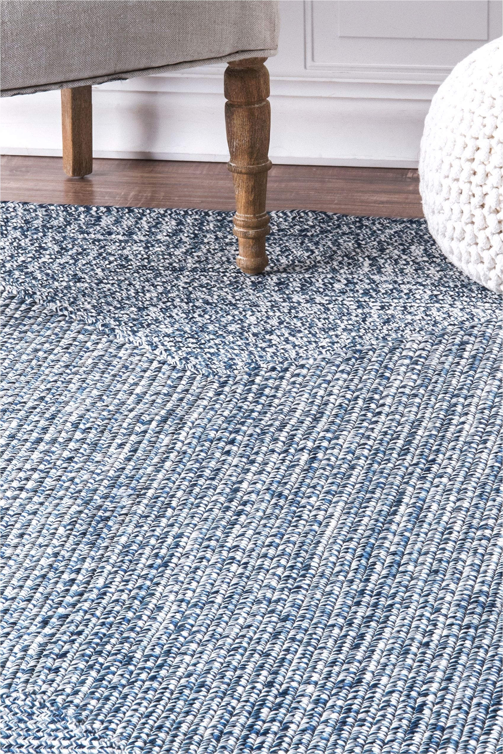 bring this contemporary and braided rug to give an elegant and chic look to your home made of 100 percent polypropylene fiber the rug is thin and easy to