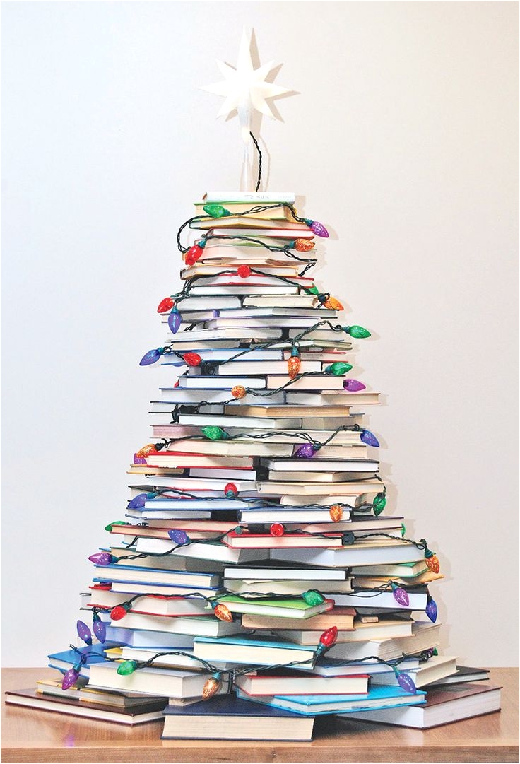 originales arboles de navidad hechos con libros http www icono interiorismo