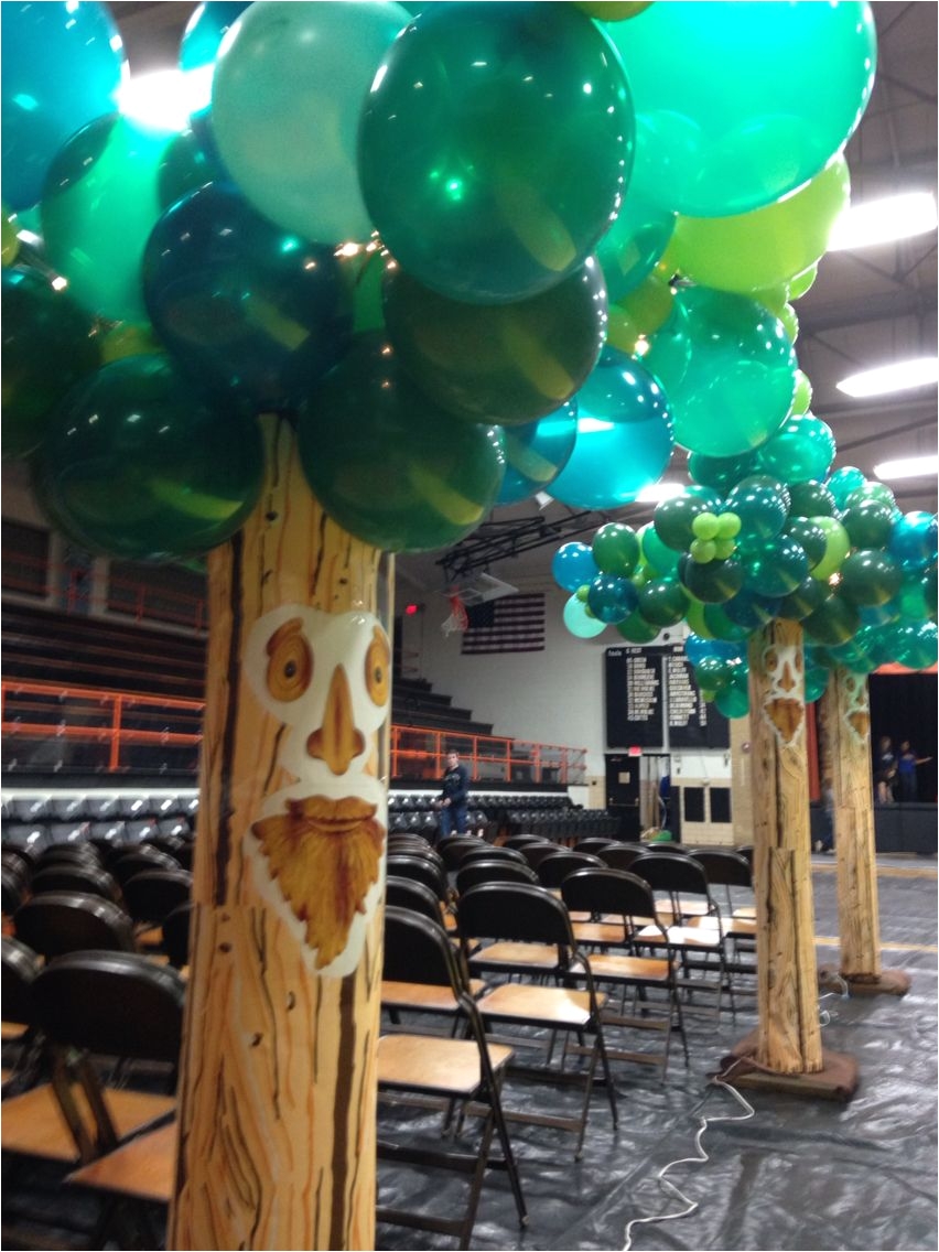 balloon trees for a wizard of oz themed homecoming dance