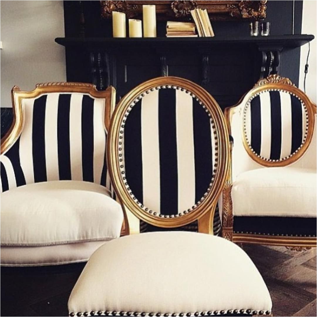 these black and white chairs are my kind of chairs a decorista daydreams photo