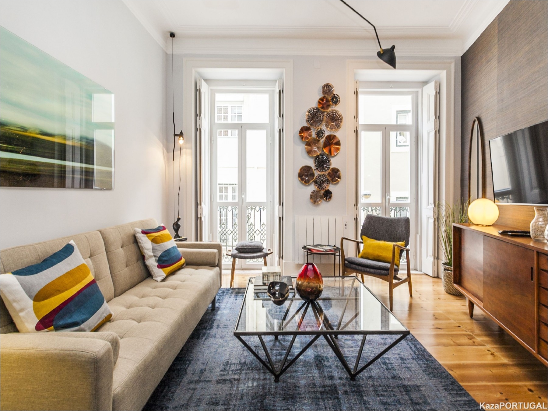accomodates a max of 5 fantastic apartment in the best location to discover lisbon the apartment is situated a few steps of chiado largo do carmo