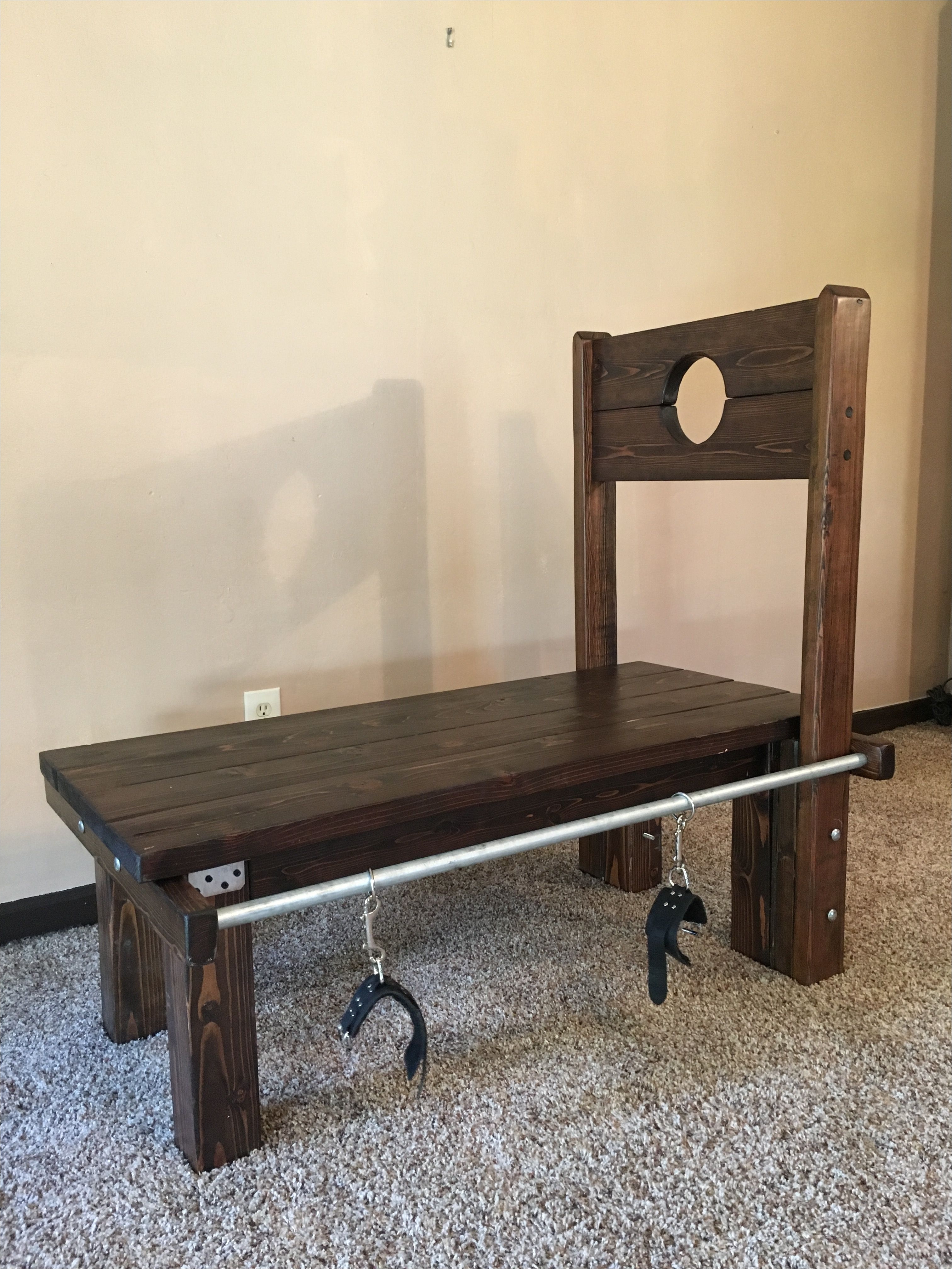restraint bench with head stock