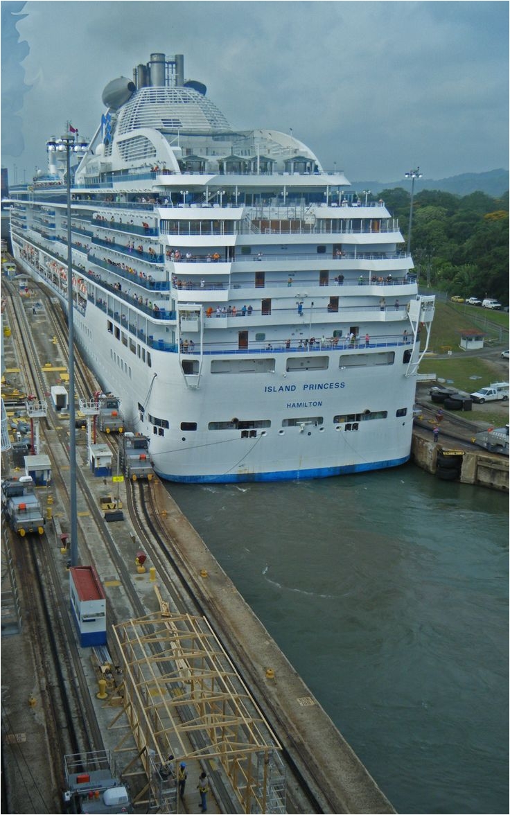 cruise ship island princess going through the panama canal