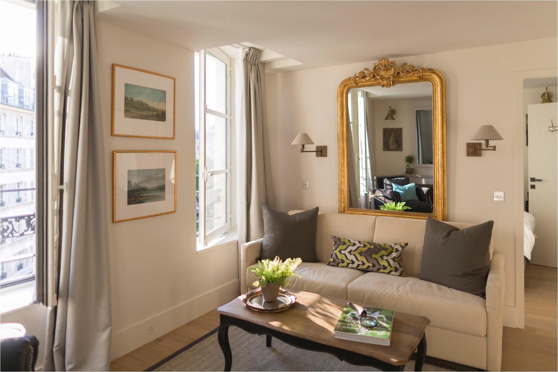 comfortable seating area of the loupiac vacation rental offered by paris perfect