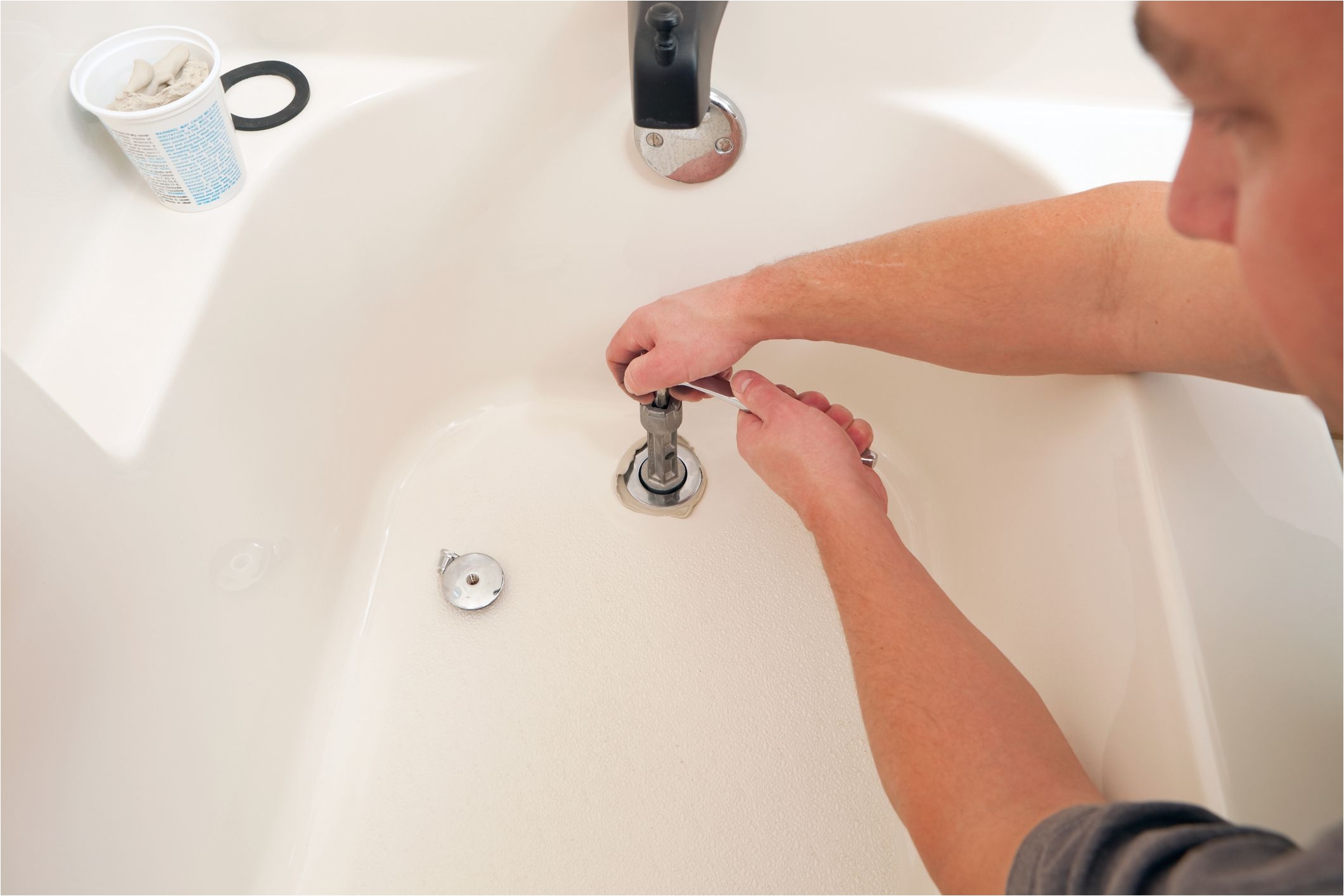 plumberinstallingbathtubdrain gettyimages 185313098 59e68667b501e80011d8b7b6