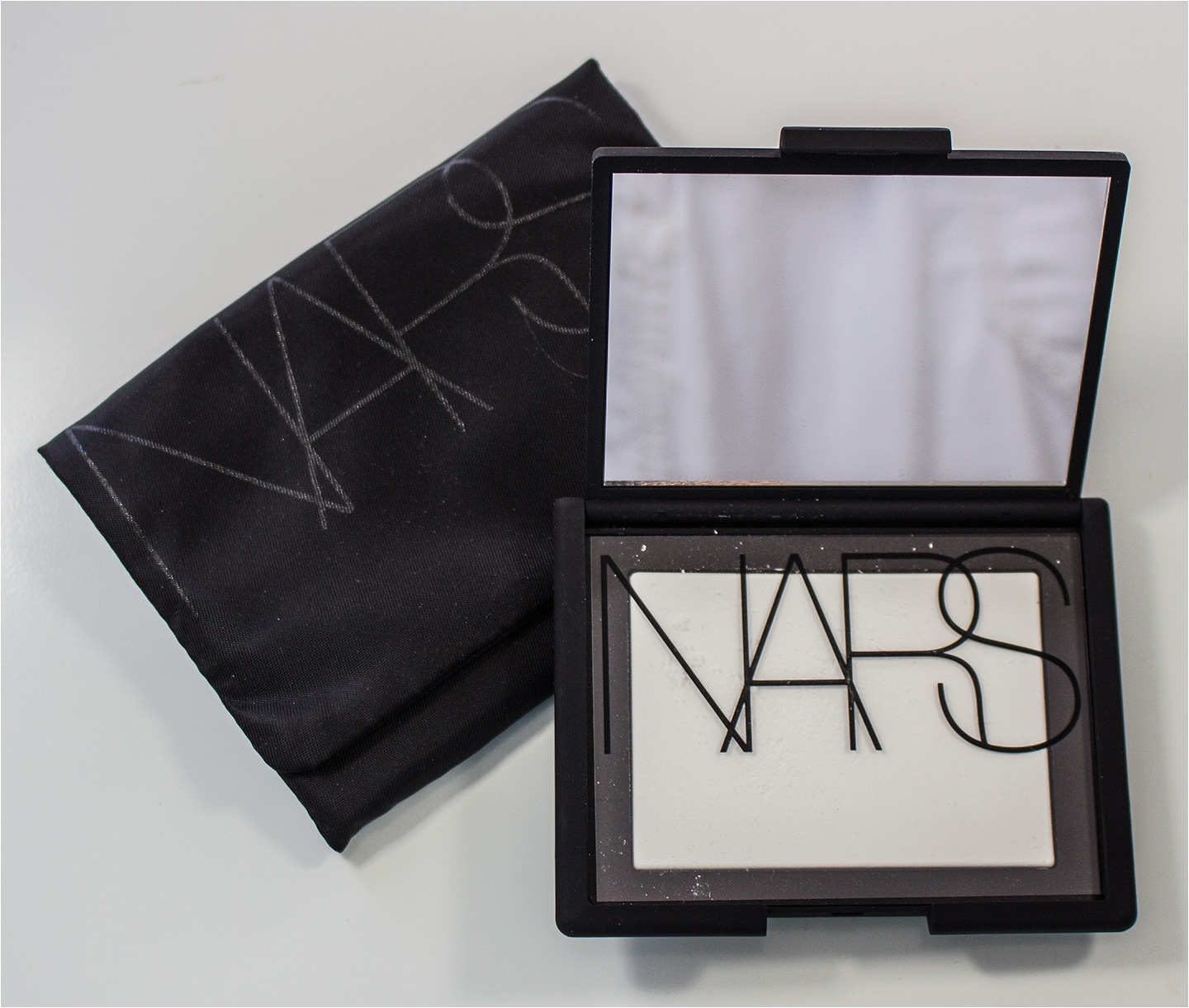 nars light reflecting pressed setting powder in translucent crystal