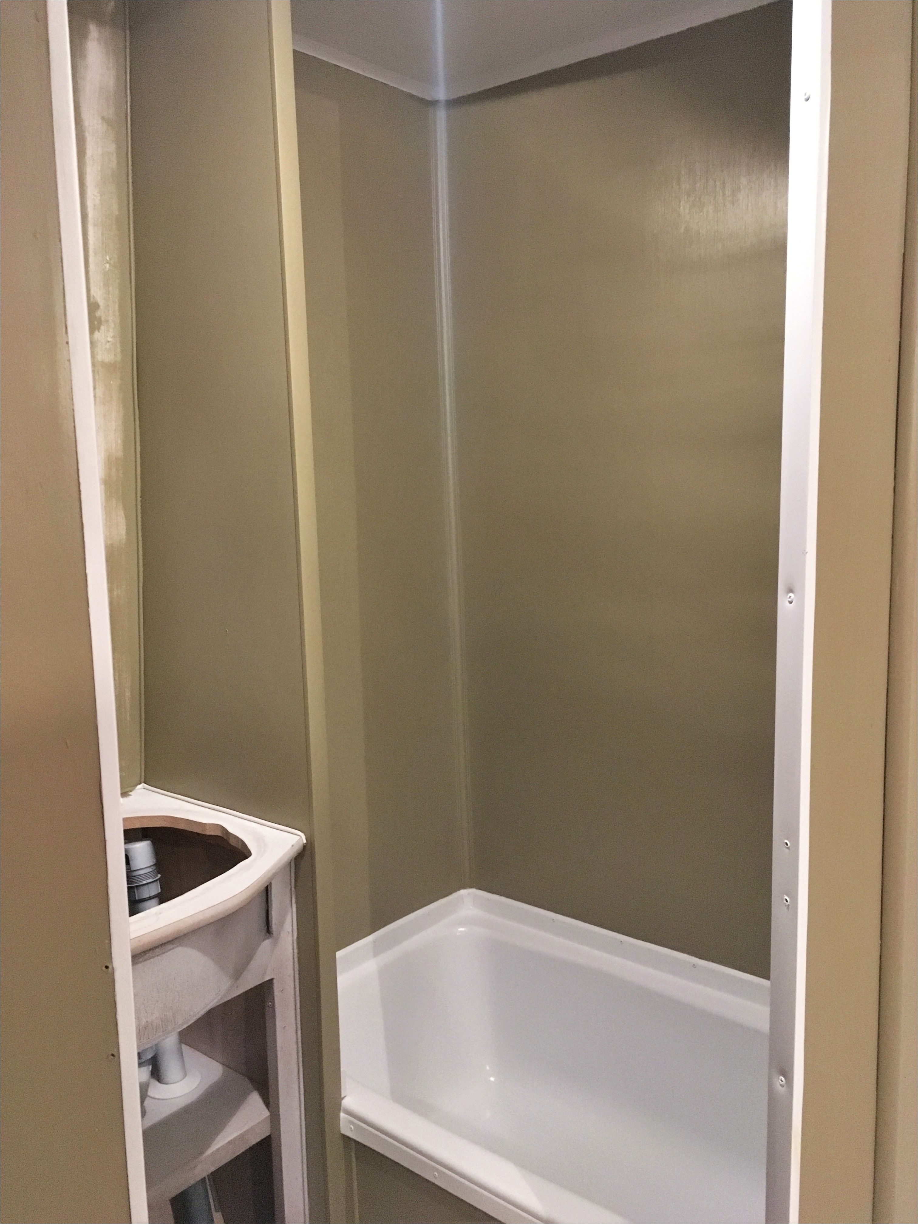 painting wall color in tub area also