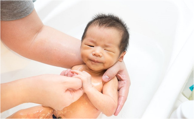 how to bath a newborn baby