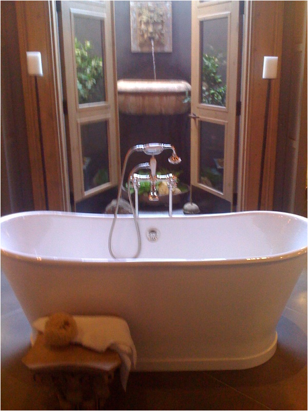 bathtubs built in or free standing