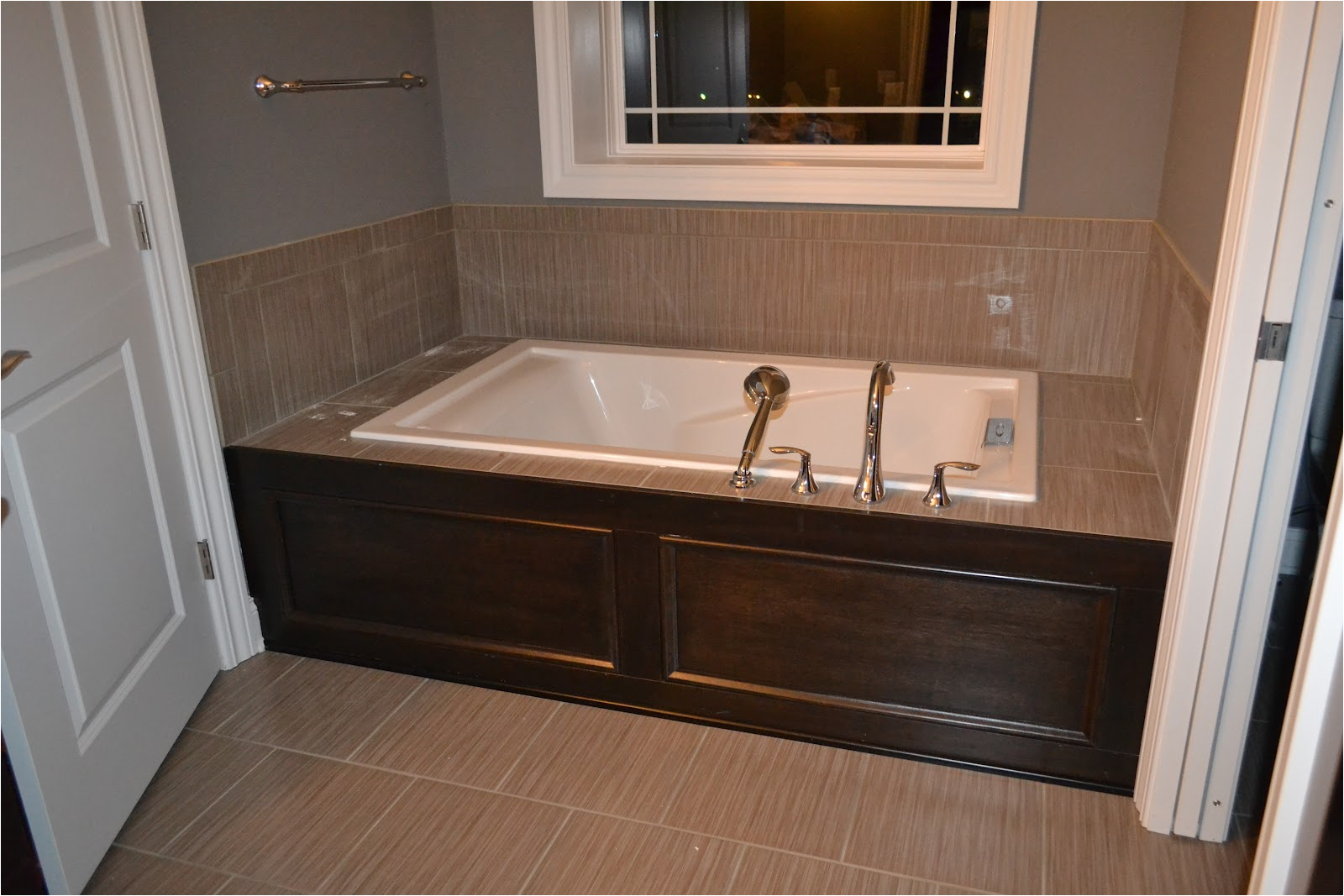 installation simple and secure with bathtub surround