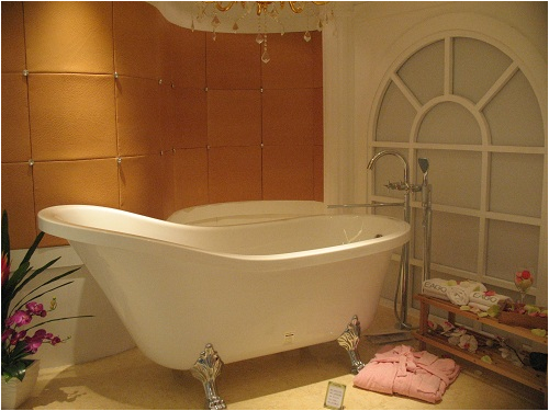 antique style clawfoot bathtub