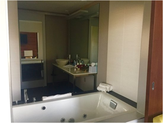 suite bathroom