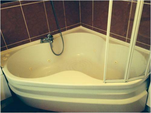 corner jacuzzi bath