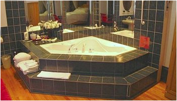 hotel hot tub suites
