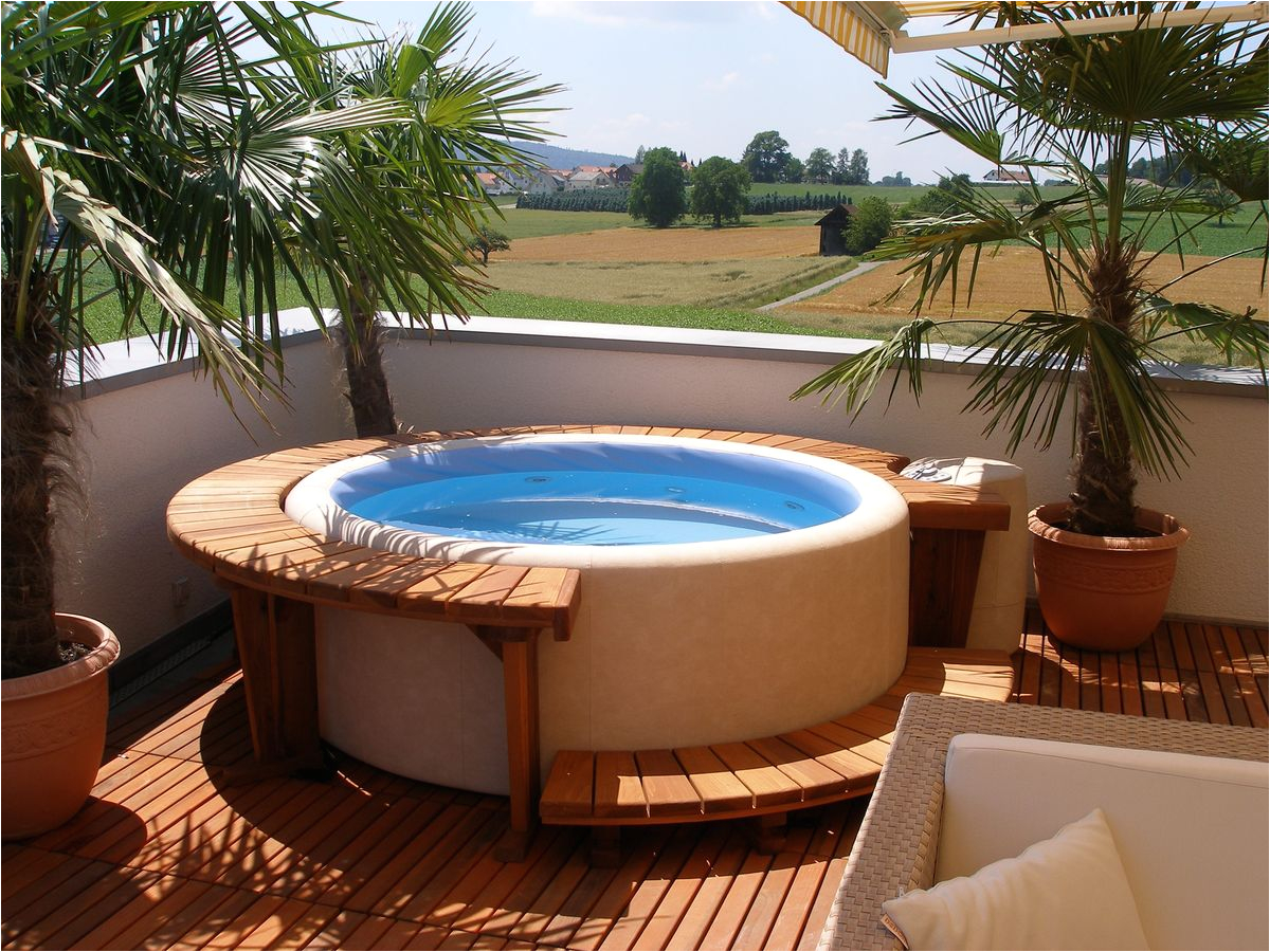 outdoor jacuzzi