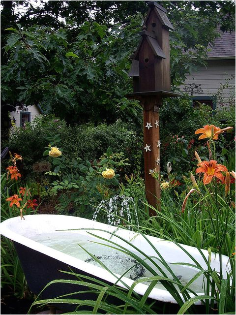 Outdoor Metal Bathtub Claw Foot Cast Iron Tub as Garden Fountain