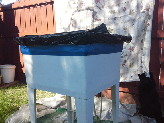 spray paint plastic laundry tub upcycle