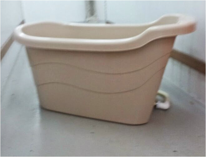 portable bath tub with drainage pipe
