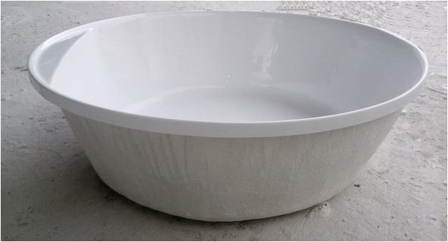 round bathtub