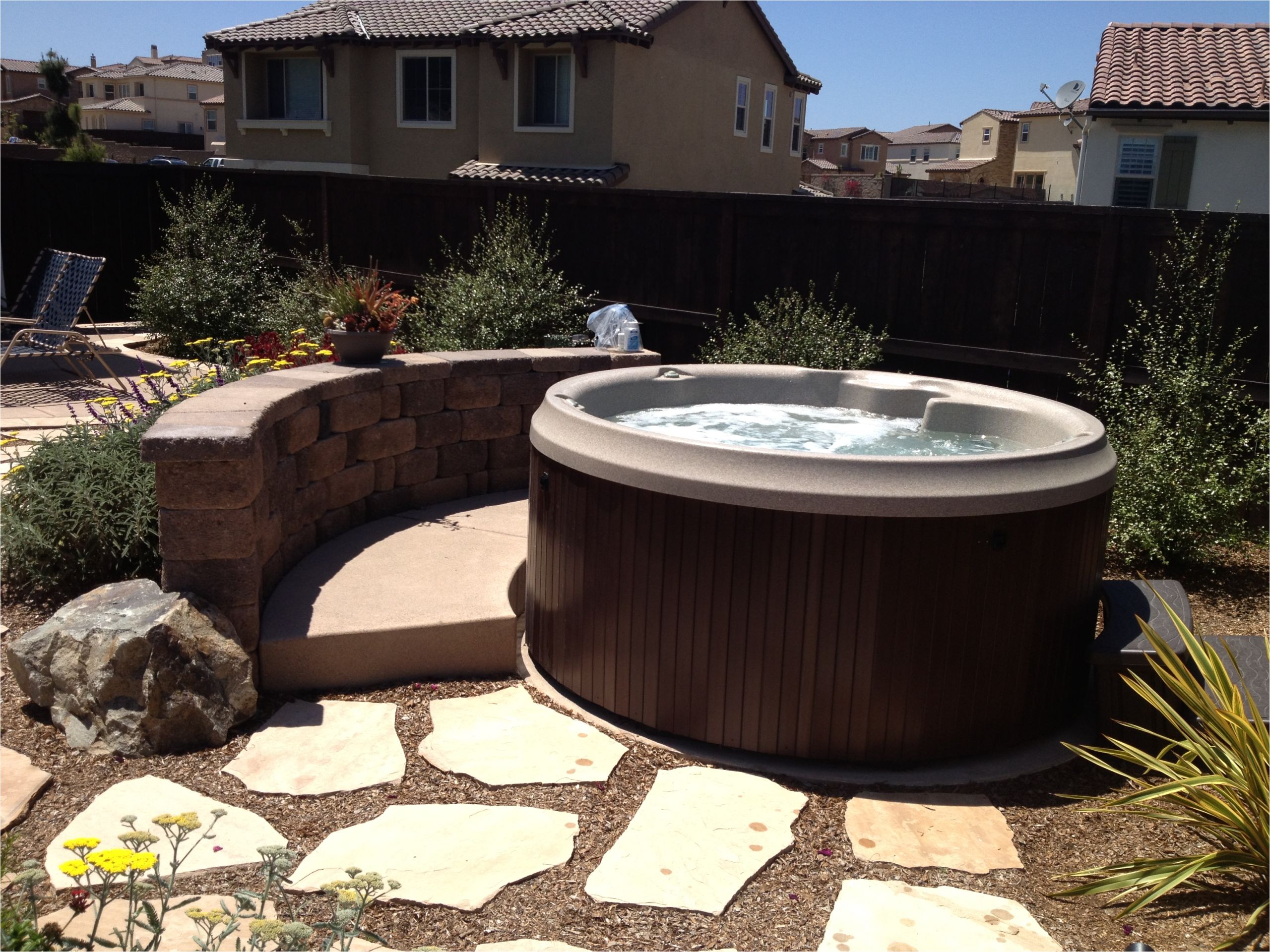 j 210 round hot tub