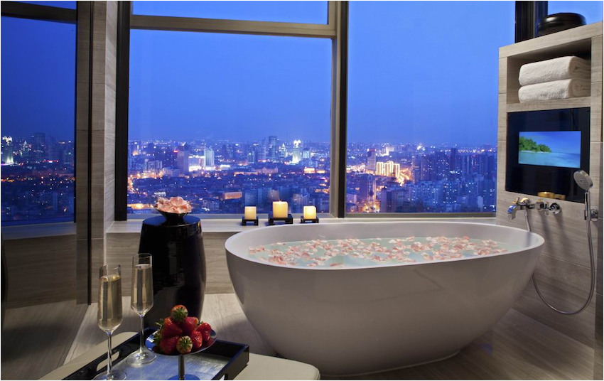 10 luxury bathtubs with an astonishing view