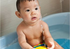 Baby Bathtub for 3 Month 8 Month Old asian Baby Girl Having Fun Playing with Water