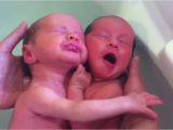 Baby Bathtubs for Twins Tvillingene Er Nettopp Født Men De Vet Det Kanskje Ikke