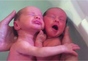 Baby Bathtubs for Twins Tvillingene Er Nettopp Født Men De Vet Det Kanskje Ikke