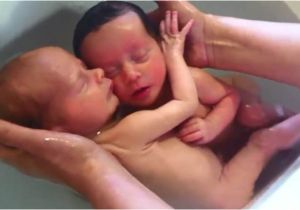 Best Baby Bathtub for Twins Twins Mimic Life In the Womb In Amazing Baby Bath Video