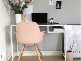 Blush Pink Fluffy Chair Coin Bureau Cosy Avec Un Mur Peint En Gris Perle Un Fauteuil Rose