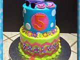 Flip Flop Cake Decorating Ideas A Beach themed Tiered Cake Complete with Sunglasses Flip Flops and