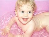Newborn Baby Girl Bathtub Baby Girl Bathing In the Bath — Stock © Denoiser
