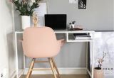 Small Pink Fluffy Chair Coin Bureau Cosy Avec Un Mur Peint En Gris Perle Un Fauteuil Rose