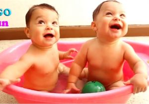 Twin Baby Bathtub Twin Baby Bathtime Babies Discover the Bath for the